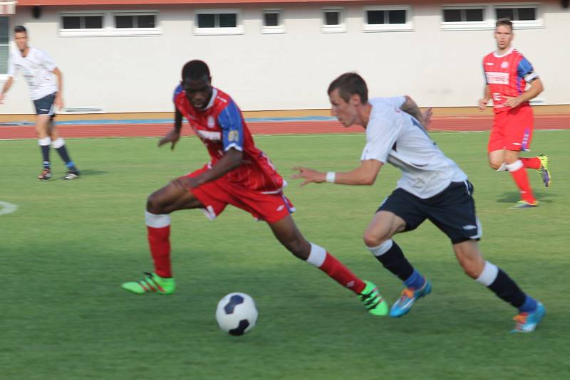 Vyškovští fotbalisté přehráli na závěr sezony MSFl Třebíč 4:1. Ještě před výkopem klub věnoval dres s devadesátkou ikoně oddílu, jeho kronikáři Janu Nedělníkovi jako dar k jubileu.