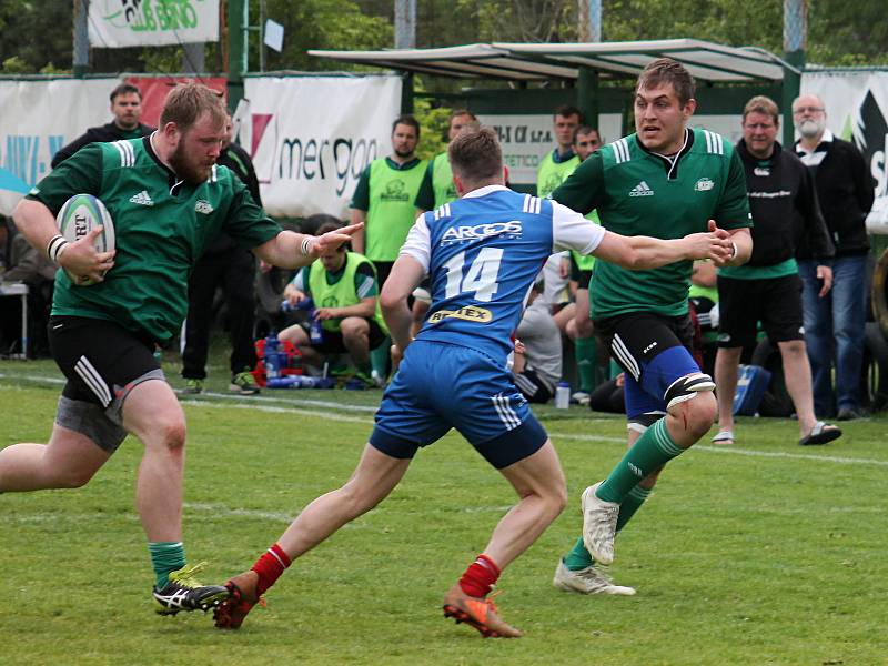 V jihomoravském derby nejvyšší soutěže ragbistů prohrál Dragon Brno (zelené dresy) doma s Jimi Vyškov 24:27.