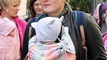 Matky s dětmi v šátcích vyrazily ve Vyškově na pochod k podpoře kontaktního rodičovství.
