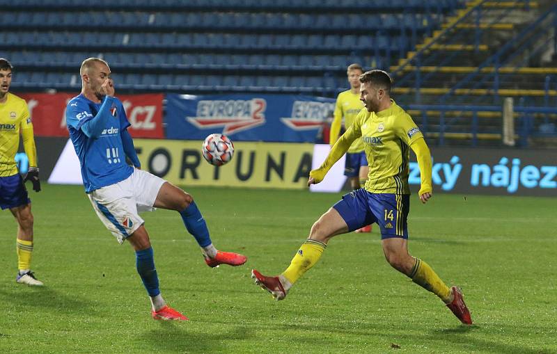 Fotbalisté Zlína (žluté dresy) hráli doma s Baníkem Ostrava 2:2. Zápas sledoval jen omezený počet diváků.