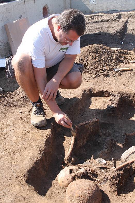 Bagr odryl pozůstatky německého vojáka ve vyškovské městské části Nouzka ve čtvrtek. Od té doby na místě s ojedinělým nálezem pracují archeologové.