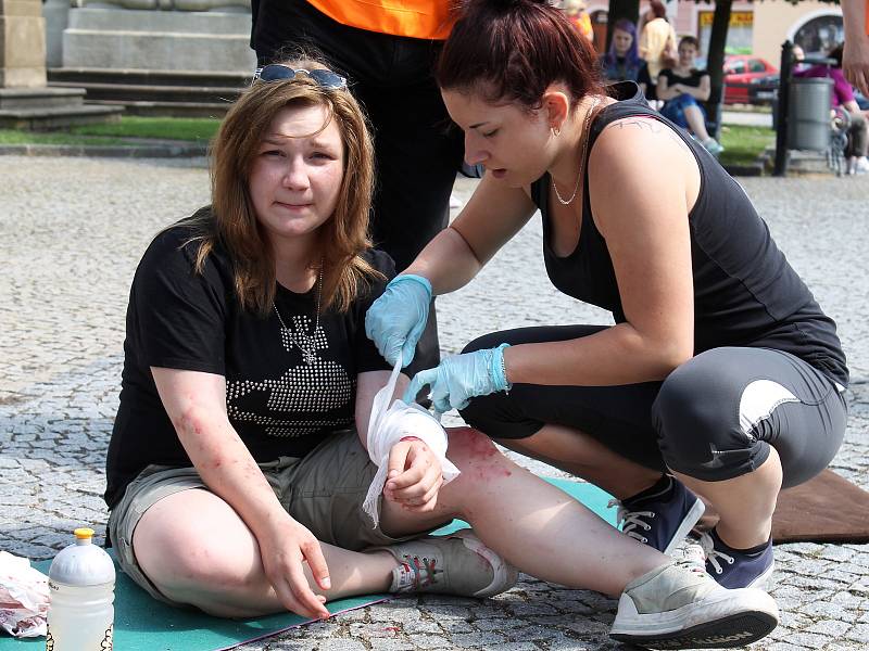 Školní soutěž v první pomoci ve Vyškově zaujala i veřejnost. Lidé si nechali měři tlak, někteří dokonce namaskovat zranění.