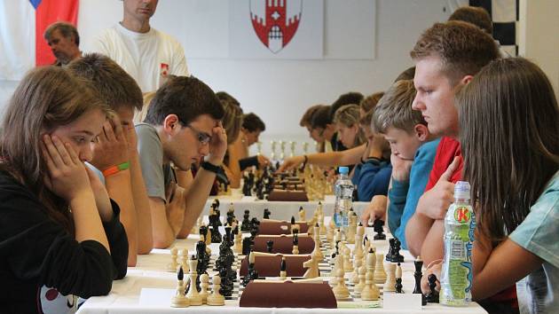 Největší české šachové naděje pro blízkou budoucnost strávily uplynulý víkend ve Vyškově. Přijaly výzvu soupeřit o mistrovské tituly v rapid šachu. Devět partií turnaje mělo nečekaný průběh a velmi překvapivého vítěze.