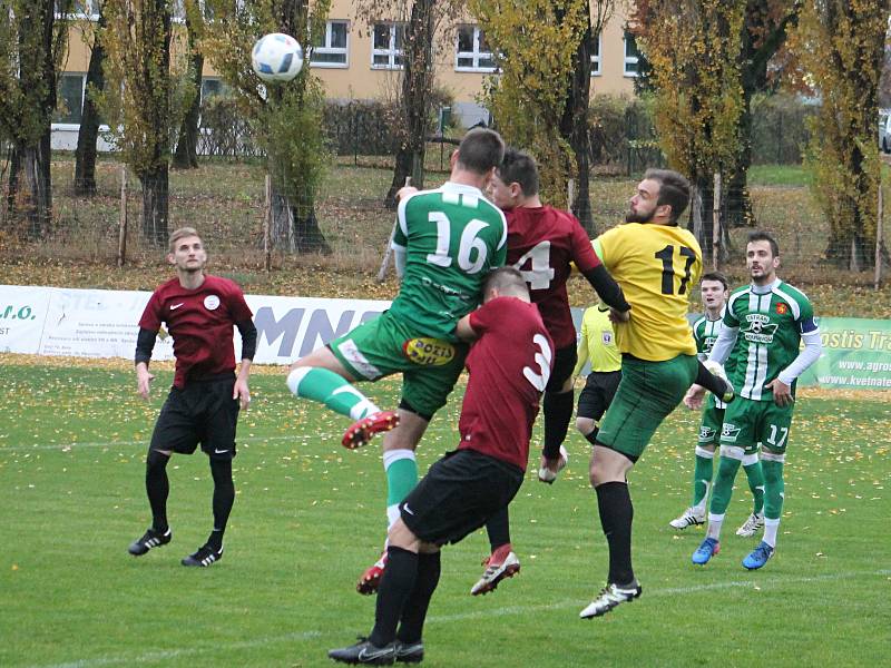 V posledním kole podzimní části krajského přeboru prohráli fotbalisté Tatranu Rousínov (zelené dresy) na domácím trávníku se Spartou Brno 1:2.