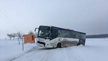 Kvůli sněhové kalamitě bouraly i autobusy. U Krásenska na Vyškovsku zapadl do sněhu po jedné hodině odpoledne. Potom čekal na odtah.