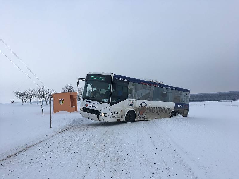 Kvůli sněhové kalamitě bouraly i autobusy. U Krásenska na Vyškovsku zapadl do sněhu po jedné hodině odpoledne. Potom čekal na odtah.
