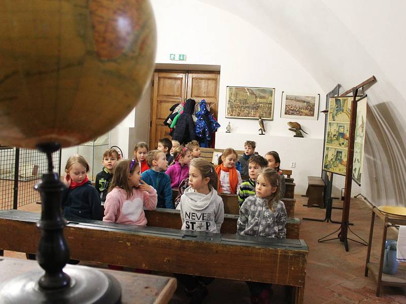 Děti z 1. B vyškovské Základní školy Tyršova dostaly první vysvědčení v Muzeu Vyškovska. A to v rámci posledního dne výstavy Když jsem chodil do školy.
