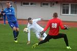 Ve 20. kole Moravskoslezské fotbalové ligy porazil MFK Vyškov (bílé dresy) Viktorii Otrokovice 2:1.