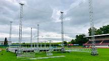 Příprava fotbalového stadionu na páteční akci.