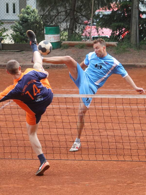 V utkání 6. kola II. ligy nohejbalistů porazil domácí R.U.M. Holubice (světle modré dresy) Sokol Zbečník 6:3.