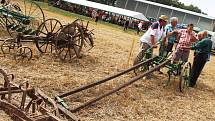 Na farmě ve Zvonovicích se v sobotu konal 1. koňský den. Součástí byla soutěž v orbě koňmo i ukázky současných zemědělských strojů.