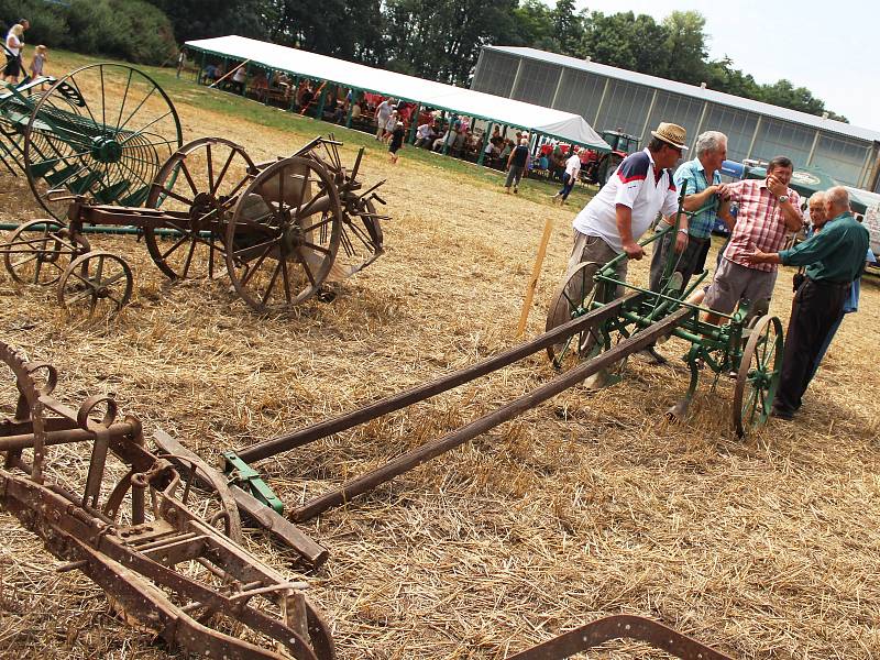 Na farmě ve Zvonovicích se v sobotu konal 1. koňský den. Součástí byla soutěž v orbě koňmo i ukázky současných zemědělských strojů.