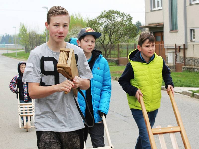 Chlapce z Dědic na hrkání baví nejen to, že pomáhají udržet tradice. Lákavý je pro ně i pořádný hluk, který se jim s trakači a hrkačkami daří opravdu pořádný.