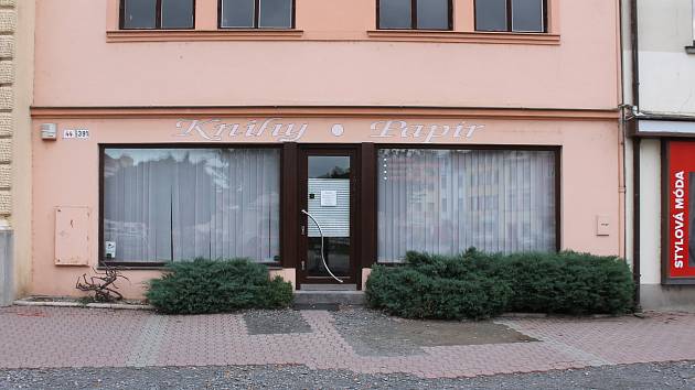 TOP 2 HNED PAVEL VIČAR Knihkupectví ve Vyškově je zase v provozu. Majitelka si pořídila systém EET, a po rozhodnutí finanční správy může svůj obchod dál provozovat.