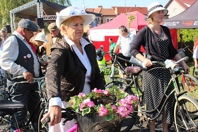 Hromadnou jízdou cyklisté otevřeli první cyklostezku ve Slavkově.