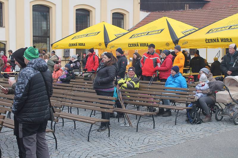 Na nádvoří pivovaru v Černé Hoře se sešly stovky turistů s holemi.