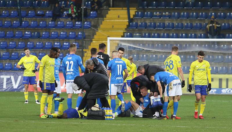 Fotbalisté Zlína (žluté dresy) hráli doma s Baníkem Ostrava 2:2. Zápas sledoval jen omezený počet diváků.