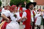 Folklórní soubory zatančily na vyškovském Masarykově náměstí Hanáckou besedu a vytvořily nový rekord v počtu zúčastněných.