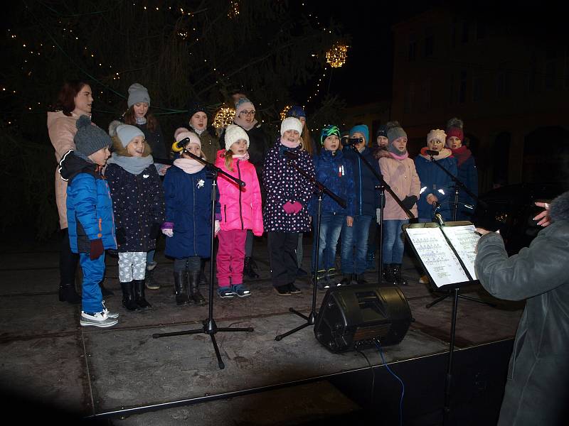 150 lidí zpívalo koledy v Bučovicích