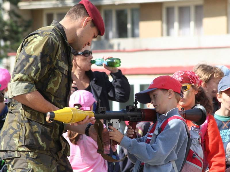 Dětem se na jejich svátek věnovali vojáci.