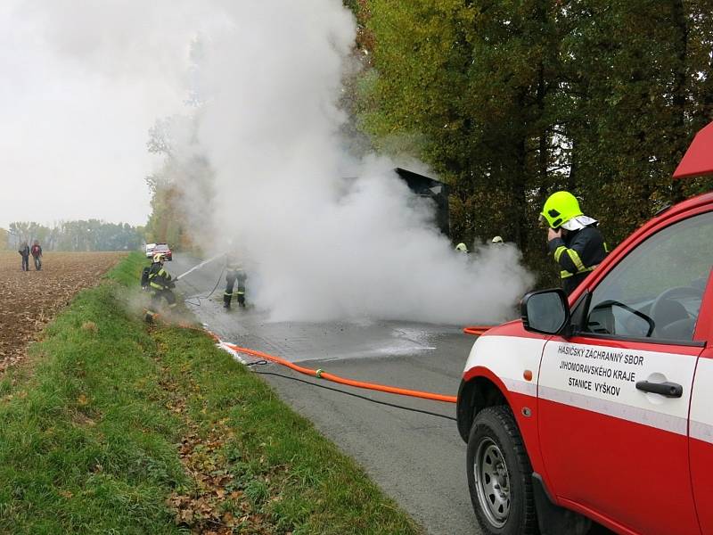 Nákladní auto, které převáželo asfaltovou obalovanou hmotu, začalo v neděli tři hodiny po poledni hořet na silnici u vyškovských Dědic. Místo bylo neprůjezdné, řidiči kamionu se nic nestalo.