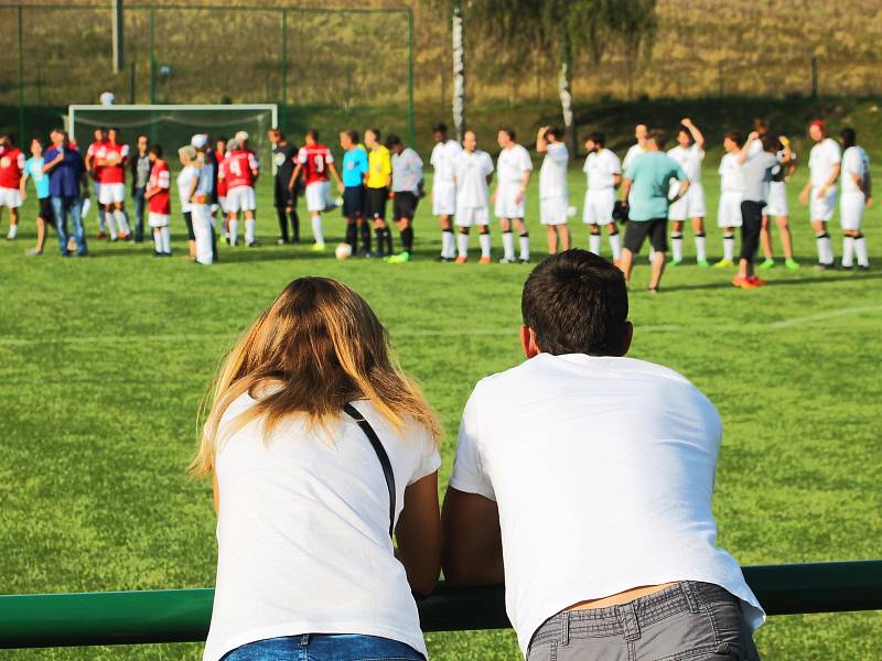 Animační program pro děti, vystoupení muzikálových zpěváků. A hlavně charitativní fotbalový zápas pro nemocného Šimona. Akce ve Vícemilicích chtěla veřejnost seznámit také s problematikou onemocnění cystické fibrózy.