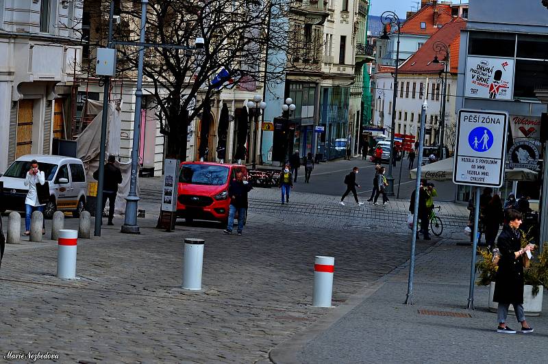 Od pondělí 12. dubna mohou lidé znovu nakupovat na brněnském Zelném trhu.