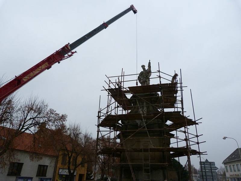 Rozebírání sousoší svatého Floriána na Palackého náměstí v roce 2012. Původní sochy nahradily kopie.