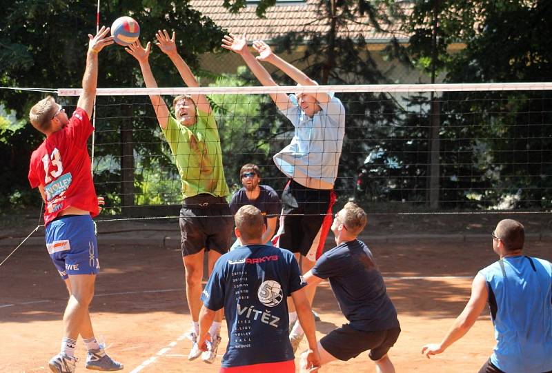 První ze seriálu letních volejbalových turnajů na antuce vyhrál v Holubicích Sokol Drásov před Sokolem Bučovice. Poslední skončil Volejbal Brno.