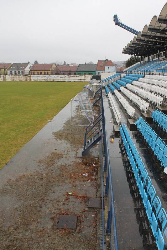 Časy své největší slávy má dávno za sebou. Nyní fotbalový stadion z Drnovic putuje do dražby. Obavy mají fotbalisté i vedení vesnice.