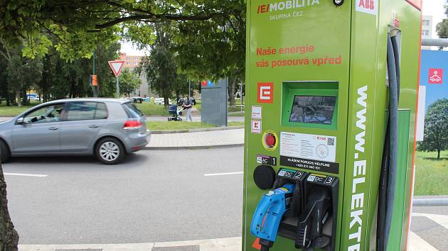 Dobíjecí stanice pro elektromobily v Hodoníně.