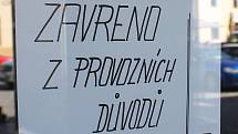 První prodejna, kterou uzavřela finanční správa v Jihomoravském kraji se nachází ve Slavkově u Brna. Její provozovatelka Helena Hlásenská ani půl roku po zavedení elektronické evidence tržeb nepořídila registrační pokladnu.