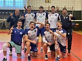 Staronoví mistři České obce sokolské, volejbalisté Sokola Bučovice se radují po turnaji v Chocni.