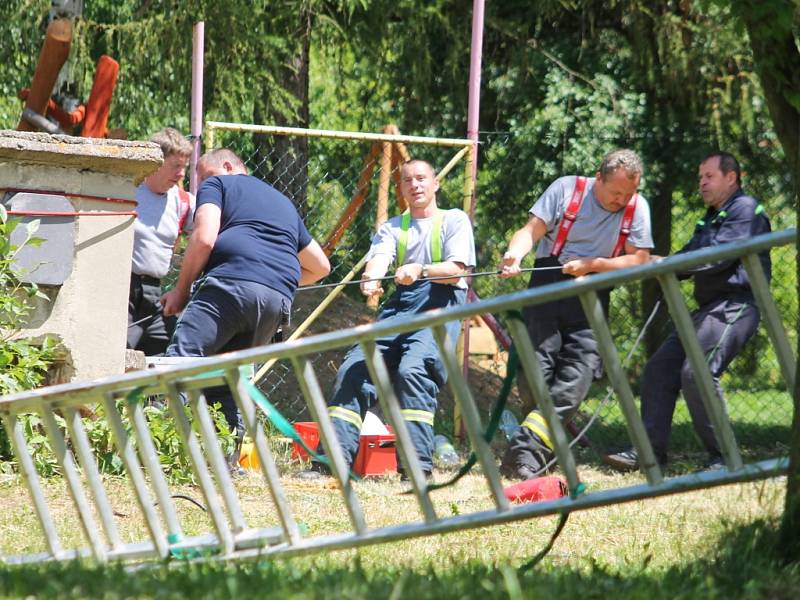 Na zahradě bohdalické mateřské školy dva sedmiletí chlapci spadli do studny.