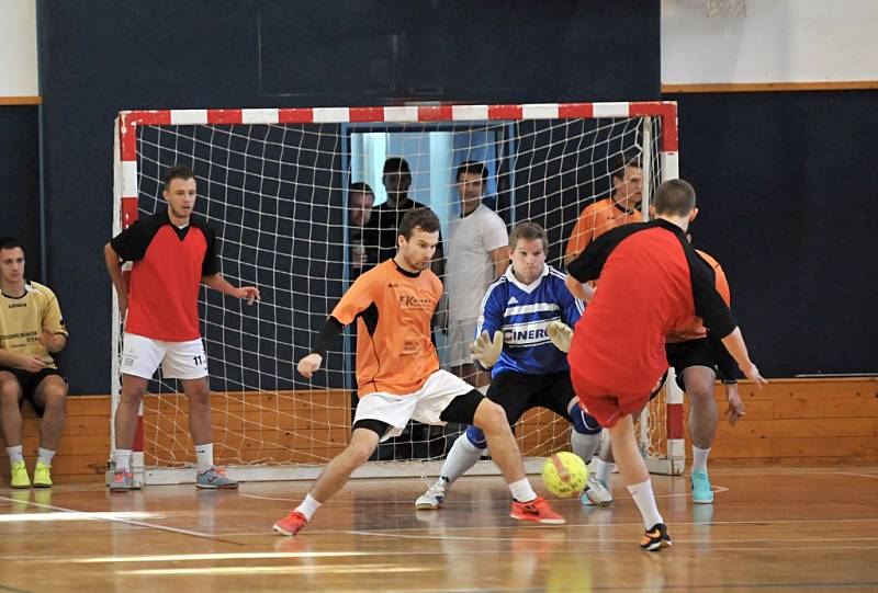  Podstatou zimního futsalového Orel cupu je především povánoční setkání dlouholetých sportovních kamarádů. Ale ti si zároveň v zápasech nic nedarují zadarmo. O rušné a bojovné situace nikdy není nouze, což dokladuje i snímek. 