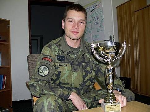 Vítěz tří ročníků Winter Survivalu Viktor Novotný se svým posledním pohárem.