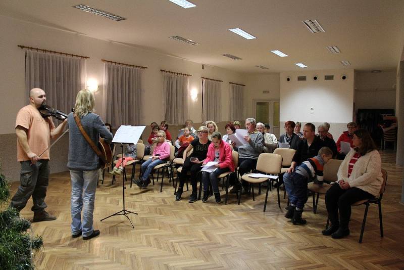 Také Lysovice se ve středu večer připojily k akci Česko zpívá koledy.