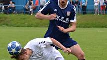 Ve 27. kole Moravskoslezské ligy prohráli fotbalisté MFK Vyškov (bílé dresy) v Novém Městě na Moravě s SFK Vrchovina 1:2. Foto: Petr Skrya