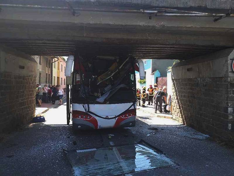 V Ivanovicích na Hané boural autobus se zahraničními turisty. Nevešel se pod železniční most.