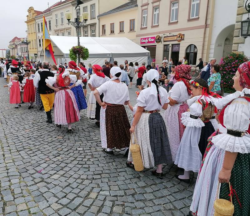 První krojovaný průvod dorazil na Masarykovo náměstí už dopoledne.