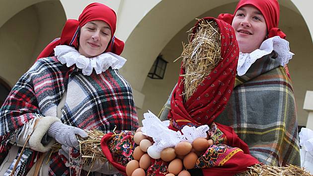 Dívky z vyškovského folklorního souboru Klebetníček vynesly z Vyškova smrt a zimu.