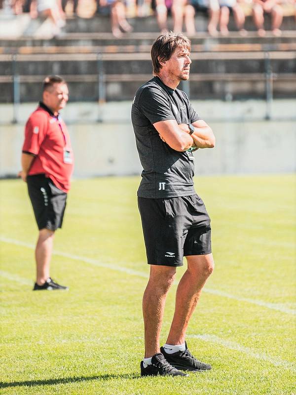 Druholigové body z Drnovic odvezlo Táborsko (červené dresy). Domácí MFK Vyškov porazilo 1:0.