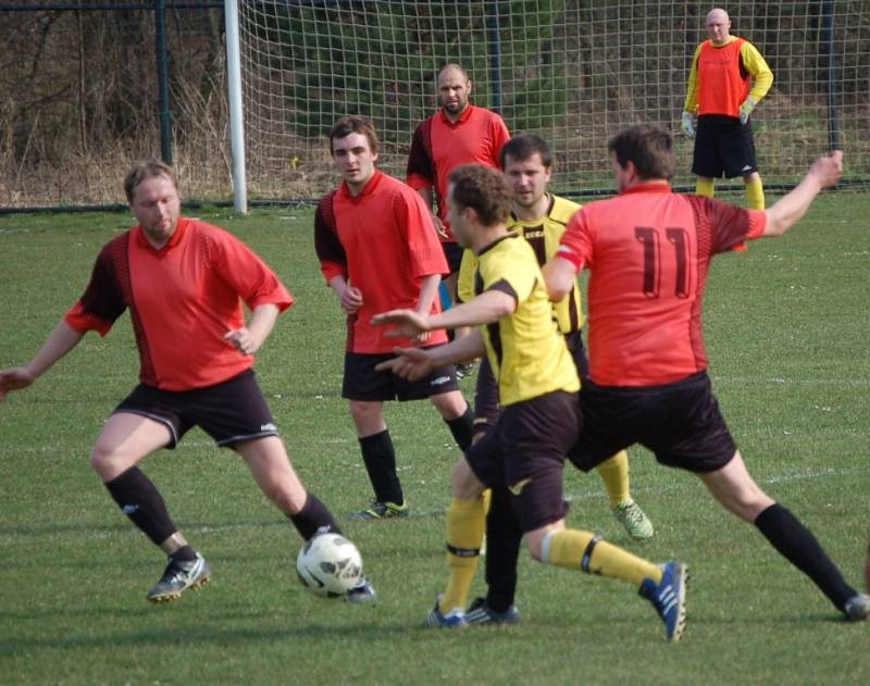 Fotbalisté Branek (červené dresy) doma prohráli s Novým Hrozenkovem 0:4.