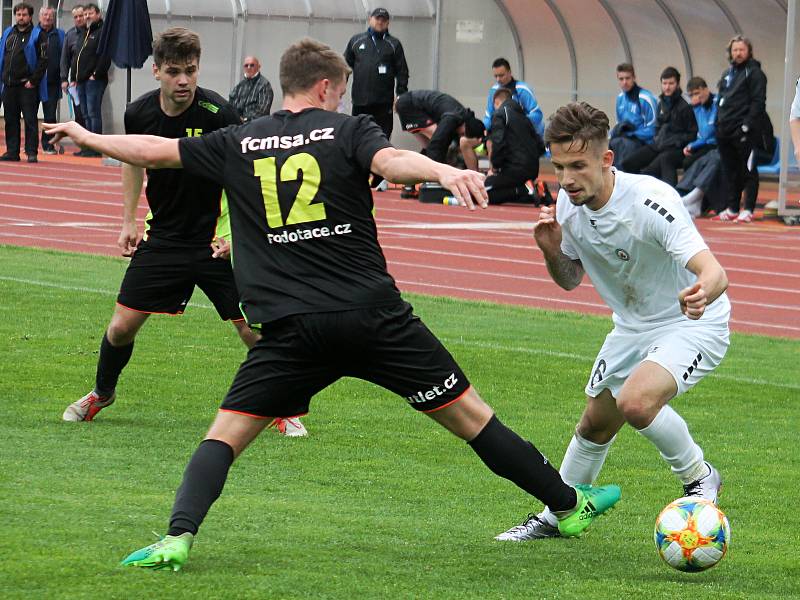 V utkání Moravskoslezské ligy porazili fotbalisté MFK Vyškov (bílé dresy) FC Dolní Benešov 2:0.