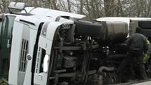 Převrácený kamion s cementem u Rousínova.