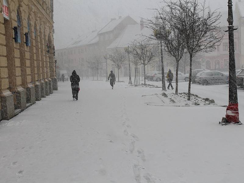 Masarykovo náměstí ve Vyškově celé pod sněhem.