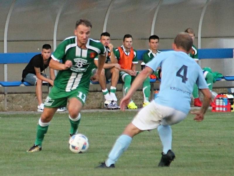 Ve druhém kole krajského přeboru prohráli fotbalisté Tatranu Rousínov (zelené dresy) doma se Sokolem Krumvíř 1:2.