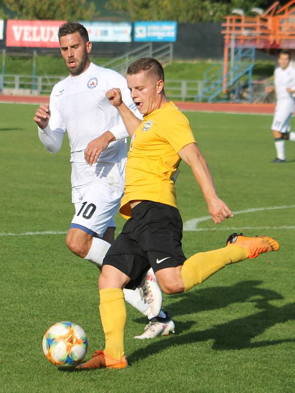 V 10. kole Moravskoslezské ligy porazil domácí MFK Vyškov (bílé dresy) nováčka soutěže Slovan Rosice 2:1.