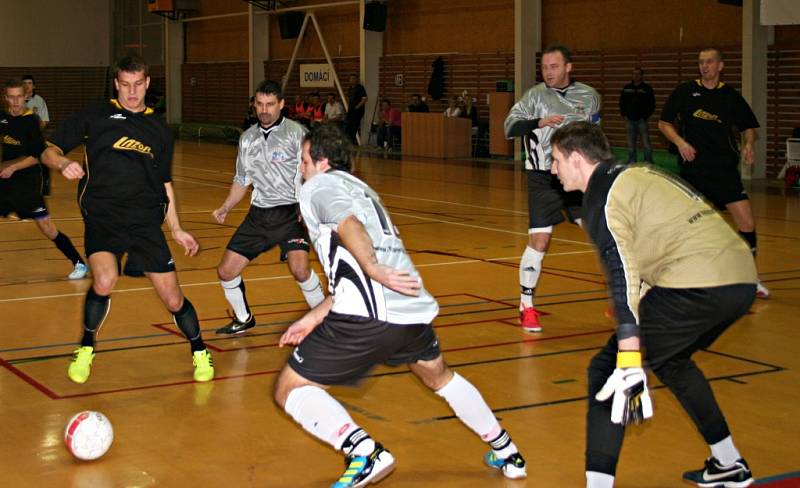 Ve vyškovském městském derby futsalové divize se Lazor-Domus a Pivovar rozešly smírně po remíze 6:6.