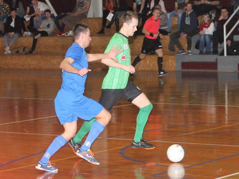 V posledním kole východní skupiny II. futsalové ligy porazil Amor Lazor Vyškov (modré dresy)  Žabinské Vlky Brno 4:2.